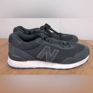 Women’s New Balance sneakers Size 9. Worn in excellent condition no rips.